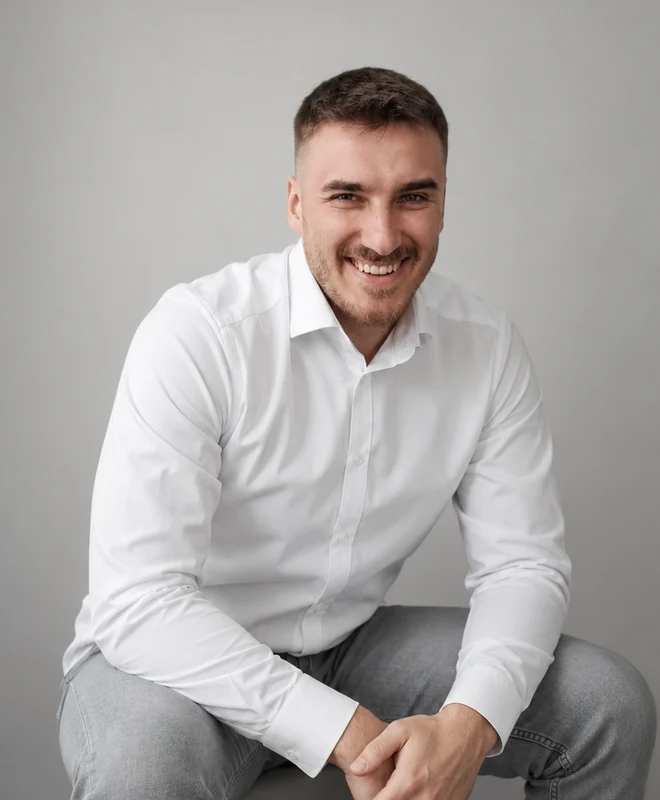 Dominik Kowalczyk w białej koszuli.